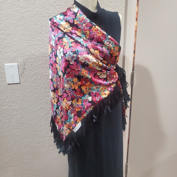 Addenda Shawl - Picture 2 of 4